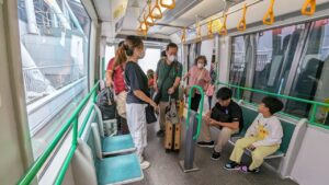 離れた搭乗口はシャトルバスで移動