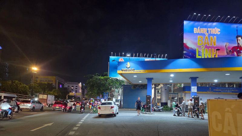 タンソンニャット国際空港からGrabバイクに乗る場合のピックアップポイントはガソリンスタンド周辺