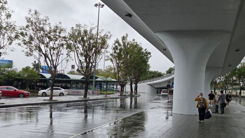 ダナン国際空港からGrabバイクに乗る場合のピックアップポイントは高架が終わるらへん