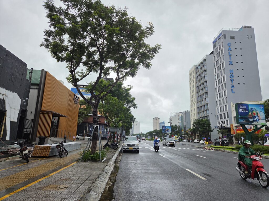 ドラゴンブリッジからミーケビーチに続く道