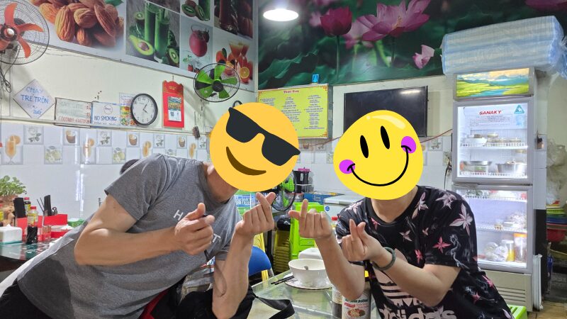 ダナンにあるベジタリアンレストランのママと撮った一枚