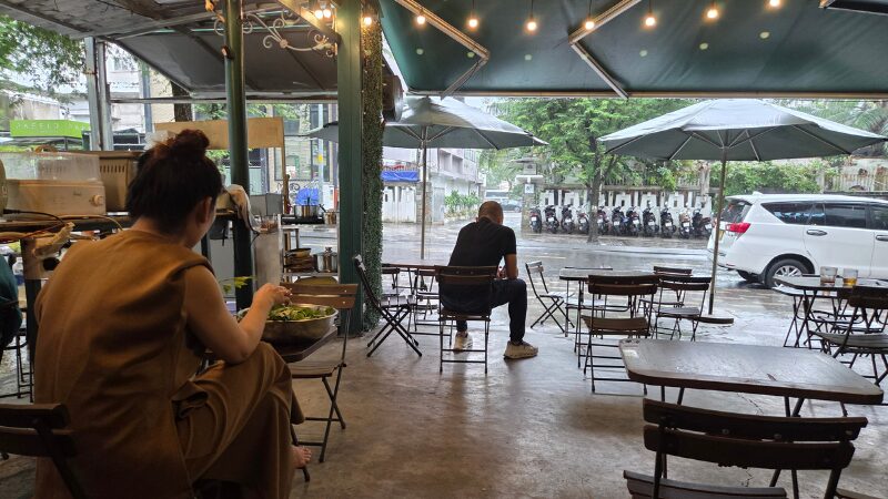 座席が半屋外になっていることの多いベトナムの飲食店