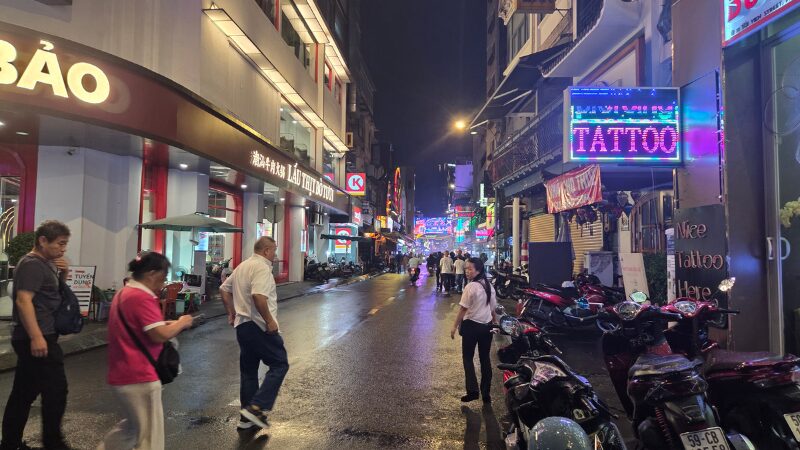 ホーチミン1区。奥に見えるのがブイビエン通り