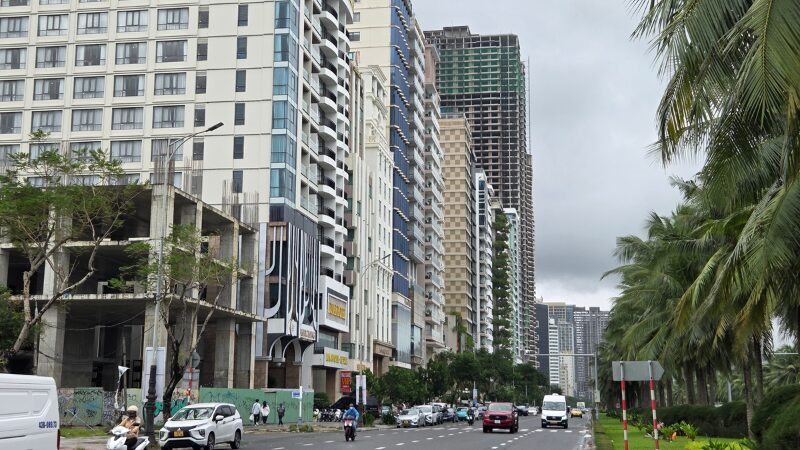 ミーケビーチ沿いに立ち並ぶホテル群