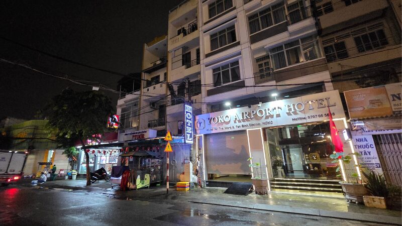 空港まで歩いて15分の『YOKO AIRPORT HOTEL』。夜は本当に静か