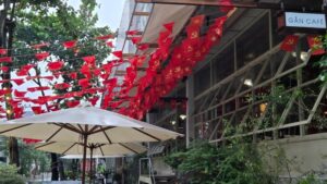 BUN BO HUE O MAU近くにはロシア国旗が多い