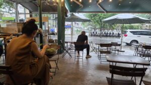 CAFES LE QUANの店内と豆を剥くママ