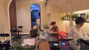 Grandma Vuong's Artisanの内観とグランマ